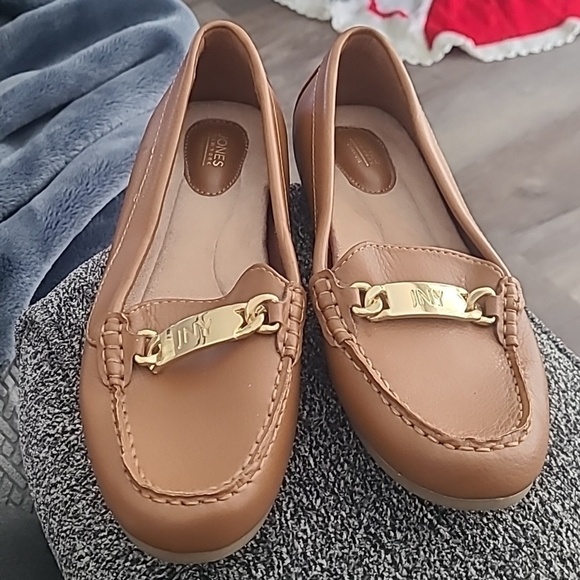 Jones New York Shoes - EUC Jones New York Signature Jamie Gold Logo Loafers Saddle Tan Sz 7M